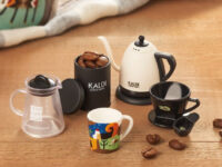 輸入食品ショップ「カルディ」にて「コーヒーグッズ ミニチュアフィギュア」プレゼントキャンペーン開催決定の画像