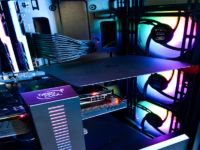 PCケース内にフィギュアを飾れる！展示用ブラケットが発売決定の画像