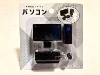 【可動フィギュア用に】ミニチュア「1/12スケール パソコン」100円ショップで発売中の画像