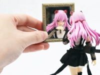 【可動フィギュア用に】「ミニチュア ウォールミラー」100円ショップ「セリア」で発売決定【山田化学】の画像