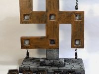 【可動フィギュア用に】1/12フィギュア用情景インテリア「磔刑台卍」【予約開始】の画像