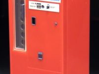 【可動フィギュア用に】PINK TANK「1/12 瓶ジュース自販機」プラモデル 予約開始の画像