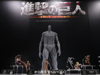 【進撃の巨人】海洋堂「メガソフビ 超大型巨人」「 アメイジング・ヤマグチ顎の巨人」試作展示の画像